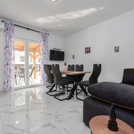 Holiday home Lovely In With Outdoor Swimming Pool