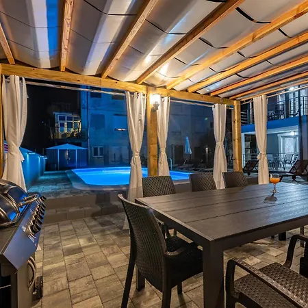 Holiday home Lovely In With Outdoor Swimming Pool