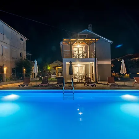 Lovely In With Outdoor Swimming Pool Zadar