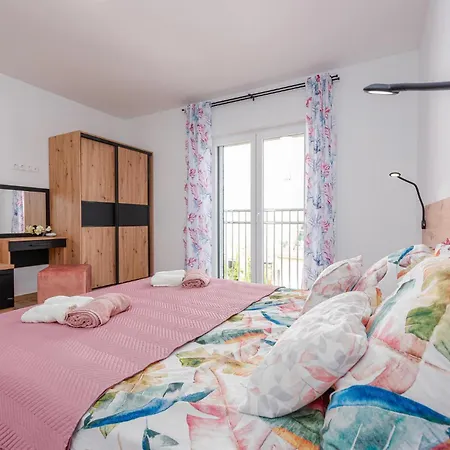 Lovely In With Outdoor Swimming Pool Holiday home Zadar